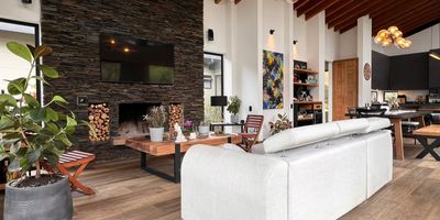 Casa amoblada en arriendo en unidad cerrada cerca a via principal, estacion de servicio, restaurantes, aeropuerto y servicios complementarios. Piso en ceramica, chimenea, sala y comedor independiente, estudio, estar de tv, biblioteca, 3 alcobas con baño en cada una, cocina integral abierta, terraza, jardin y parqueaderos independientes cubiertos. Cuenta con sonido incorporado-bose, cabaña de 20m. Conjunto cerrado, parque infantil, zonas verdes, vigilancia, porteria 24 hrs, citofonia, y circuito cerrado de tv. *Inmuebles sujetos a verificación de disponibilidad.*