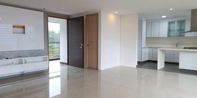 Apartamento en arriendo en unidad cerrada cerca a vias principales, supermercados, rutas de transporte, restaurantes, centro comercial y servicios complementarios. Piso en porcelanato y madera, puerta de seguridad, sala y comedor independiente, estar de tv, 2 alcobas con baño en cada una, cocina integral abierta tipo americano, alcoba y baño de servicio, terraza y parqueaderos paralelos cubiertos ). Conjunto cerrado, ascensor, piscina, gym, salon social, sauna, turco, parque infantil, zonas verdes, vigilancia, porteria 24 horas, citofonia y circuito cerrado de tv. *Inmuebles sujetos a verificación de disponibilidad.*