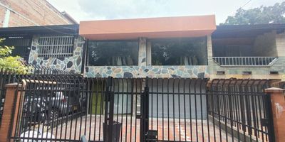 Hermosa casa para destinacion comercial, ubicada en exclusivo sector del barrio manzanares, sobre la Cr 65 principal, cuenta con garaje doble integrado, dos niveles, vitrina ideal para tu oficina o empresa, faciles vias de acceso y comodas rutas de transporte, cercana a la terminal de transporte del sur y a dos cuadras de al av 80, que esperas para agendar tu cita.