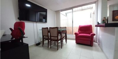 Excelente oportunidad para comprar una hermosa casa en la ciudad de Pereira, ubicada en el departamento de Risaralda. Esta amplia y cómoda vivienda cuenta con un área de terreno de 144 M2, con una construcción de la misma medida y una área privada de 144 M2, lo que la convierte en un espacio ideal para toda la familia.

Con 5 amplias alcobas y 3 baños, esta casa es perfecta para acomodar a toda tu familia y amigos. Además, cuenta con un garaje para un automóvil, lo que te brinda la comodidad y seguridad que necesitas. También podrás tener la tranquilidad de llevar a tus mascotas contigo, ya que esta propiedad admite su presencia.

La casa cuenta con todas las comodidades necesarias para tu vida diaria, como agua, baño auxiliar, baño en habitación principal, calentador, cocina integral, electricidad y gas domiciliario. Todos estos servicios te permitirán estar siempre cómodo y satisfecho con tu hogar.

Disfruta de las ventajas de vivir en una casa que cuenta con acceso para discapacitados, lo que le brinda una mayor inclusión a todos los miembros de la familia. Además, su cercanía a la zona urbana te permitirá tener acceso a todos los servicios y comercios que necesitas a pocos minutos de distancia.

Para completar, esta propiedad también cuenta con un hermoso patio, perfecto para pasar tiempo al aire libre y disfrutar de momentos de relajación y diversión en familia. ¡No esperes más y haz de esta casa tu nuevo hogar en la ciudad de Pereira!
