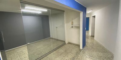 Oficina independiente en arriendo cerca a restaurantes, centros comerciales, supermercados, vias principales, rutas de transporte publico y servicios complementarios. Piso en ceramica, 3 espacios, baños, cocineta, cableado de red, divisiones en concreto y balcon. *Inmuebles sujetos a verificación de disponibilidad.*