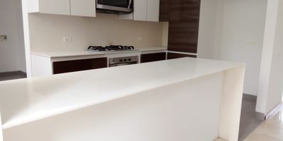 Apartamento ubicado en el sector del centro comercial el Tesoro, cuenta con facilidad de acceso a rutas de servicio público, además está cerca del centro comercial el tesoro, Mall del Este y clínica del Rosario, También fácil acceso a la Avenida las Palmas y loma del Tesoro.