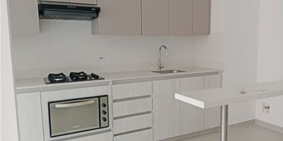 Excelente Apartamento para Alquilar, cerca al metro, al euro, al Mall de Vegas Plaza, Con muy buenas rutas de Transporte, cuenta con cocina Integral con red de gas, tres alcobas, cada una con closet, sala-comedor, dos baños cabinados y enchapados, zona de ropa con calentador, balcón con vista al sector, parqueadero y cuarto útil. COD 8839
