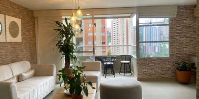 BD65C Apartamento en arriendo en unidad cerrada sobre la via principal, de facil acceso a servicios complementarios en centro comercial y rutas de transporte publico. Piso en porcelanato, sala comedor, estar de tv, 3 alcobas con baño en la principal, cocina integral abierta tipo americano, balcon y paruqeaderos lineales cubiertos . Unidad con un total de siete torres con zonas sociales completas: piscina, gym, sauna, parque infantil, placa polideportiva, cancha de squash, zonas verdes, vigilancia 24 horas, citofonia y circuito cerrado de tv. *Inmuebles sujetos a verificación de disponibilidad.*