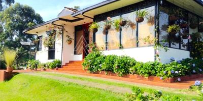 Finca en Venta

Ubicada en un entorno tranquilo y saludable, esta finca estilo colonial se encuentra a solo 20 minutos del terminal de Pereira, con vías de acceso en buen estado. La propiedad es ideal para diversos usos, como alojamiento campestre, glamping, casa de reposo, vivienda familiar o producción agrícola.

La finca se destaca por su agradable y templada temperatura, y está rodeada de un hermoso paisaje tradicional cafetero, con guaduales y árboles frutales que atraen una rica variedad de aves. La casa principal, con su encanto único, cuenta con corredores, terraza y una zona para asados, ofreciendo un ambiente perfecto para el disfrute y la relajación.

Características de la Propiedad:

Superficie Total del Lote: 36,000 m²
Área Construida: 220 m²
Casa Principal de Un Nivel:
2 salas
Comedor
4 habitaciones
4 baños
Cocina semi integral
Además, el predio incluye una casa para los caseros y un establo.

Esta finca tiene todo el potencial para ser una excelente inversión. ¡Descubre las posibilidades que ofrece este maravilloso lugar!