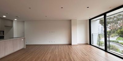 DBD59 Apartamento en arriendo en unidad cerrada en sector tranquilo, campestre y poco flujo vehicular. Piso en madera, sala y comedor independiente, 2 alcobas con baño en cada una, cocina integral abierta, y parqueaderos independientes cubiertos. Conjunto cerrado con ascensor, piscina, gimnasio, jacuzzi, salon social, parques infantiles, zonas sociales, salon de juegos, zona de mascotas, coworking, vigilancia 24 hrs, y circuito cerrado de tv. *Inmuebles sujetos a verificación de disponibilidad.*