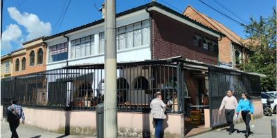 VENDO CASA COMERCIAL FRENTE AL CONSEJO DE BOGOTA

 

EXCELENTE PUNTO PARA INVERSIONISTAS: 

ESQUINA COMERCIAL

 

Permite construcciones tipo vivienda, institucional, comercial o mixto.

MEDIDAS DEL LOTE: 18.80 POR 16.50 METROS

 SOLO CON CITA PREVIA 
