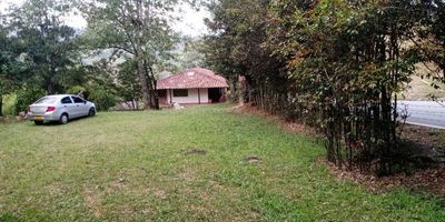 Vendo finca a 5 minutos de Concepción Antioquia paraje Tinajitas , reformada, un solo nivel, 300 m2 construidos, lote 5.000 m2, amplios corredores, sala, comedor, alcoba principal closet y baño privado más 2 alcobas, baño social completo, cocina semi integral, zona de ropas, terraza de 7 x 5 proyecto en construcción apartamento independiente,  agua propia de nacimiento, acueducto de EPM, instalaciones eléctricas nuevas Red gas natural, acceso vía pavimentada.