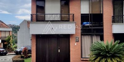 Casa Residencial en un exclusivo conjunto, a pocos minutos del centro de Pereira, vía salida a Armenia. . Lote 350 mts, construidos 208 mts, esquinera,  de varios niveles, con 4 amplias habitaciones . Conjunto Seguro y tranquilo, con piscina, jacuzzi ,juegos infantiles y salón social, cerca a supermercados , restaurantes ,via principal,, facil transporte.