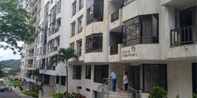 Se vende apartamento de 100 m2 en el Edificio piedra pintada II con hermosa vista a la Martinica, se encuentra hipermeabilizado y pintado.

Consta de 4 habitaciones incluida la habitación de servicios que puede ser utilizada como un estudio, 3 baños, sala comedor, estudio, cocina integral, zona de ropas, parqueadero doble lineal y un deposito.

El edificio esta ubicado en una zona muy fresca, cuenta con salón social, oficina para trabajar o recibidor, planta eléctrica, ascensor re potencializado, portería remodelada, vigilancia permanente.

Estrato 5
Valor Administración aprox. $440.000
Valor de venta 330 millones negociable