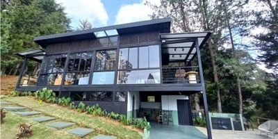 BRANDO & CIA te ofrece una encantadora casa campestre en una de las zonas más exclusivas de Envigado, Antioquia. Con una impresionante área de terreno de 11.000 M2 y con dos casas totalmente independientes, con frondosos árboles frutales y una construcción de 320 M2, esta propiedad ofrece una experiencia de vida única en medio de la naturaleza.

La casa cuenta con 4 amplias alcobas, perfectas para recibir a toda la familia y amigos. Además, cuenta con 3 baños totalmente equipados y modernos, uno de ellos en la habitación principal para mayor comodidad. Destaca su hermoso balcón con vista panorámica hacia los paisajes de la zona, ideal para relajarse y disfrutar del clima agradable de Antioquia.

En su interior, la propiedad ofrece una amplia cocina estilo americano, totalmente equipada con modernos electrodomésticos y una barra perfecta para desayunar o disfrutar de una cena en familia. También cuenta con un acogedor espacio de biblioteca/estudio, ideal para aquellos que buscan un lugar tranquilo para trabajar o estudiar.

Además de las comodidades internas, esta casa campestre ofrece una serie de características externas que la convierten en una verdadera joya en medio de la naturaleza. 

Con un entorno campestre y rodeado de zonas verdes, esta casa ofrece la oportunidad de vivir en armonía con la naturaleza sin sacrificar comodidad y modernidad. ¡No pierdas la oportunidad de adquirir tu propio paraíso en Envigado! Contáctanos y agenda una visita hoy mismo.
