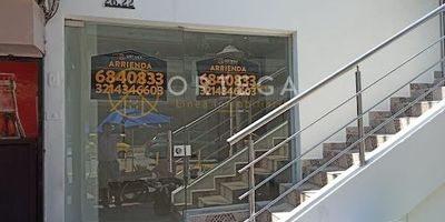 Se arrienda local de 2 niveles, área 32 m2, cuenta con puerta de vidrio, 1 baño, 2 aires acondicionados, piso en porcelanto, servicio de agua y luz independientes, excelente ubicación.