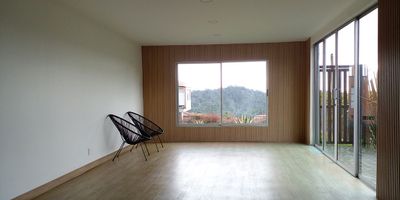 Casa en arriendo en unidad cerrada ubicada sobre via principal con rutas de trasporte publico, cerca a colegios y estacion de servicio. Entorno totalmente campestre, muy tranquilo y de facil acceso. Piso en madera laminada, sala comedor, estudio, estar de tv, biblioteca, 2 alcobas con baño en cada una, cocina integral abierta tipo americano, terraza, jardin y parqueaderos en area descubierta. Gym, salon social, parque infantil, turco, placa polideportiva, cancha de squash, vigilancia 24 horas, citofonia y circuito cerrado de tv. *Inmuebles sujetos a verificación de disponibilidad.*