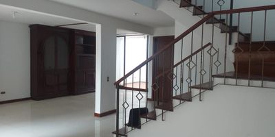 Casa en Venta con buena ubicación en Pinares en unidad cerrada cerca a la avenida principal, supermercados de cadena, centros comerciales, clínicas, rutas de transporte publico y servicios complementarios. La casa cuenta con tres niveles, sala-comedor, pisos en porcelanato y madera, tres habitaciones, cuatro baños, mas habitacion y baño de servicio, cocina integral mesón en granito, estufa y calentador a gas, zona de ropas. La unidad cuenta con dos parqueaderos cubiertos, piscina, parques infantiles, zonas verdes. con vigilancia y portería las 24 horas. *Inmuebles sujetos a verificación de disponibilidad.*