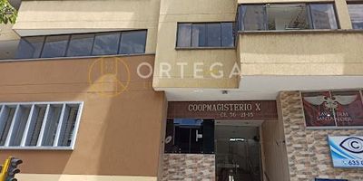 Se vende Apartamento, área 144 m2, cuenta con 3 habitaciones con closet, habitación principal con baño y tina, baño auxiliar, sala comedor, cocina integral, zona de ropas, cuarto de servicio con baño, hall de tv, estudio, no tiene parqueadero, vigilancia las 24 horas del día.