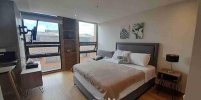 [ARR] ID HOUM: 132750

Entérate de todos los beneficios al arrendar con nosotros:
    • Asistencia e intermediación con el propietario
    • Firma tu contrato online
    • Arrienda sin burocracia, sin papeleos ni notarías

Departamento en arriendo, ubicado en el barrio La Soledad, con una superficie construida de 27.00 m² y superficie total de 27.00  m², Vista interior, lejos del ruido de la construcción del metro

Sus principales características son:

    
    • 1 dormitorio
    • 1 baño
    • No Admite mascotas
    • Año de construcción: 2022
    • Cuarto de lavado
            
Además, el inmueble cuenta con las siguientes amenidades:

    • Salón de eventos
    • Ascensor
    • Lobby 
    • Coworking 
    • Area Lounge 
    • Friends club 
    • Sala de Tv 
    • GYM-Dotado 
    • Lavandería comunal 
    • Terraza mirador 
    • Terraza BBQ

Si arriendas con nosotros, te brindamos asesoría personalizada durante todo el proceso.

Requisitos para arrendar con nosotros:

    • Arrienda sin codeudor*, fácil, rápido y seguro
    • Demuestra un ingreso mensual neto de al menos 2.5 veces el valor del arriendo (los ingresos mensuales se pueden complementar por las personas que vivirán en este inmueble)
    • Completa tu información básica y mándanos tus extractos bancarios o documentos que demuestren tus ingresos
    • No debes tener reportes negativos en centrales de crédito
        

IMPORTANTE:

    • Te invitamos a agendar una visita a esta propiedad
    • Si tienes alguna duda por favor puedes solicitar más información desde los portales como también contactarte directamente con nosotros
    
Más que una inmobiliaria, somos Houm.
*Aplican T&C