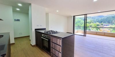 Codigo 24284. ?  Apartamento en arriendo ubicado en El Retiro sector La Maria? Características del Inmueble:• 3 Habitaciones (habitación principal con vestier y baño privado)• 4 Baños (incluyendo baño para habitaciones auxiliares)• Sala - Comedor con excelente iluminación natural• Biblioteca o estudio, ideal para trabajo o lectura• Cocina integral abierta con cubierta a gas, campana y mesón en mármol• Zona de ropas independiente• Balcón con vista despejada• Parqueadero sencillo• Cuarto útil? Entorno y Ubicación:Este apartamento está ubicado en una zona privilegiada de El Retiro, reconocida por su ambiente tranquilo, rodeado de naturaleza y con un clima fresco todo el año. La ubicación permite disfrutar de una vida relajada sin perder la comodidad de estar cerca de todo lo necesario.✅ Cercano a servicios esenciales: supermercados como Éxito, Carulla, Fruver, Tiendas D1 y Ara, además de farmacias y centros médicos.✅ Conectividad y movilidad: acceso rápido a las principales vías del municipio, facilitando la movilidad hacia otras zonas de la ciudad.✅ Opciones de entretenimiento y esparcimiento: a pocos minutos del Parque Principal y del Parque Lineal El Retiro, perfectos para caminatas y actividades al aire libre.✅ Opciones gastronómicas y comerciales: cerca de Mall Macedonia y Centro Comercial Jardines, donde encontrarás restaurantes, cafés y tiendas.✅ Deporte y bienestar: gimnasios cercanos y acceso a una cancha sintética para actividades deportivas.? Zonas Comunes del Edificio:• Portería con seguridad 24/7• Coworking• Parque infantil• Gimnasio• Jacuzzi• Parqueadero de visitantes? Valor del arriendo: $4.100.000Disfruta de un hogar moderno, rodeado de naturaleza y con todas las comodidades que necesitas para una vida tranquila y placentera.? ¡No pierdas la oportunidad de conocerlo!