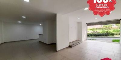 Amplio local comercial en arriendo ubicado en Itagúí, con un entorno residencial tranquilo y excelente conectividad. El canon de arrendamiento es más IVA. El espacio cuenta con baño, cocina semi integral con mueble inferior y puerta tipo persiana, que brinda mayor seguridad y facilidad de acceso. Gracias a su distribución y ubicación estratégica, es ideal para negocios como tiendas, minimercados, barberías, spas o servicios de atención al público. Está rodeado de unidades residenciales, lo que asegura un flujo constante de potenciales clientes, y se encuentra cerca del Mall Guayabal, con rutas integradas del metro en las cercanías, lo que facilita el acceso tanto para clientes como para empleados.Una excelente oportunidad para emprender o expandir tu negocio en Itagúí.