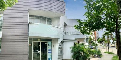 El local comercial en arriendo en la zona de Pinares en la ciudad de Pereira en Risaralda en Eje Cafetero. La ubicación es estratégica, ya que queda muy cerca a Megacentro Pinares, a la Av. Circunvalar, también a el centro comercial Pereira Plaza,  cerca al terminal de transportes, distintas clínicas, supermercado Carulla, variedad de restaurantes y bancos. Es una zona residencial con buen comercio en su alrededor. El transporte también es bueno, porque puedes caminar por la Circunvalar, por la Av. Pinares o por la Av. Álamos.

Oficina cuenta con un área construida 170 m², piso 2, amplios espacios bien iluminado, cocineta, 1 baño. 

Ideal para diferentes tipos de negocios, inmueble recomendado por su buena ubicación en la ciudad de Pereira, ¡anímate y contáctanos, ya!