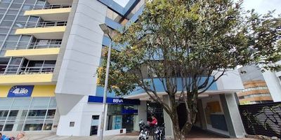 Oficina con excelentes acabados en arriendo, ubicada en el sector chico cuenta con 140 mts2, cuatro oficinas, con modulares, dos baño privado, cocineta, pisos en cerámica  con buena iluminación natural, esta ubicado en un primer piso con ascensor, cuenta con dos parqueadero cubierto servidumbre. vías de acceso por la cra 15 y calle 98, a poca distancia de transporte publico, zona empresarial y zonas verdes. para mayor información comuníquese con el ejecutivo comercial Oscar pardo celular yo whatsapp 3173691392, o a su correo electrónico oscar.pardoinmobiliariasaliadas.com