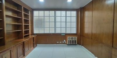 Oficina en venta en el centro de Medellín, ubicada en el sector de Carabobo cerca a la estación del Metro parque Berrío, plaza Botero, Museo de Antioquia. Se encuentra en edificio con portería y vigilancia, ascensores, baños comunes, en piso 5. El servicio de agua y luz están incluidos en el canon. La oficina cuenta con división en madera, biblioteca y piso en porcelanato. 