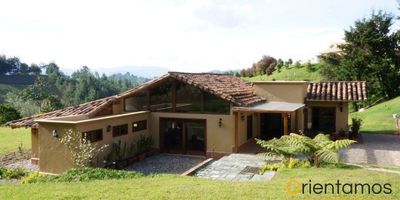 Hermosa Finca amoblada disponible para arriendo, se encuentra ubicada a 5 minutos del casco urbano de  La Ceja, con 200 metros cuadrados construidos en un lote de 5000 metros cuadrados, Cuenta con 3 habitaciones con closets, 3 baños modernos, sala, comedor, cocina integral mixta, biblioteca, chimenea zona de ropas y parqueadero para visitantes. Disfruta de amplias zonas verdes en un entorno tranquilo y seguro.