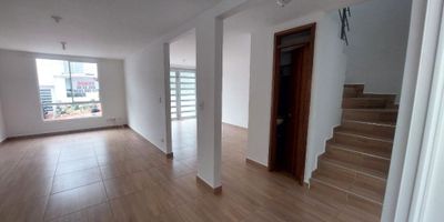 ¡¡Inicia tu sueño de comprar vivienda!!

Vendo casa en Conjunto esquinera.

Casa ubicada en el municipio de Villamaría, conjunto que te brindara seguridad privacidad, bienestar para ti y tu familia; donde contaras con fácil acceso a diferentes servicios según tus necesidades cotidianas, a pocos minutos del parque principal para el transporte publico.

Distribuida en dos niveles, en el primero encontraras sala comedor, baño social, cocina integral, patio y garaje para un vehículo; en el 2 piso tendrás acceso a las 4 habitaciones, la principal con baño privado y 1 baño social.

En sus áreas sociales disfruta de: Ciclo ruta, casa de muñecas, más de 250 parqueaderos para visitantes, zonas verdes, zonas BBQ, cancha sintética, parque biosaludable, circuito cerrado de tv, vigilancia 24 horas, salón social. Casas medianeras con 104 mts cuadrados.

Contáctanos!!
