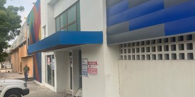 ¿Busca una bodega en arriendo en Barranquilla? Disponible en el Barrio Paraíso, Atlántico, esta propiedad comercial de 1407 m² construidos ofrece un espacio funcional para su negocio. Cuenta con 1 baño y 4 parqueaderos, ideal para operaciones logísticas o almacenamiento. Construida hace 5 años, la bodega incluye servicio de vigilancia, brindando seguridad. Su ubicación en estrato 7, en la Calle 79, garantiza excelente accesibilidad y conectividad en la ciudad de Barranquilla. Para conocer más sobre esta bodega en arriendo en Paraíso, Atlántico, puede contactarnos a través de las opciones de whatsapp, quiero que me contacten o ver teléfonos.