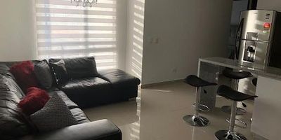 ¡Apartamento de lujo en venta! Ubicado en un conjunto cerrado de estrato 5, este acogedor apartamento viene totalmente amoblado y se vende a puerta cerrada para tu comodidad. Este apartamento es uno de los favoritos en plataformas digitales de rentas cortas, se renta mínimo por 30 días. Con dos habitaciones, un baño, cocina semi-integral, clóset de linos y Vestier, balcón y sala comedor, ¡tendrás todo lo que necesitas! Además, disfruta de comodidades como parqueadero cubierto, depósito, portería y vigilancia las 24 horas. El conjunto ofrece también jacuzzi, piscina, juegos infantiles y más para tu entretenimiento. ¡No dejes pasar esta oportunidad de vivir con estilo y confort! AGENTE YAMILETH LONDOÑO