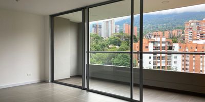 E8F9E Apartamento en arriendo en unidad cerrada. Entorno residencial, tranquilo, poco ruido y mucha naturaleza. Piso en ceramica, sala comedor, estudio, 3 alcobas con baño en cada una, cocina integral abierta tipo americano, balcon y parqueaderos lineales cubiertos. Proyecto de solo dos torres muy completo en zonas sociales con Piscina, gym, salon social, parque infantil, placa polideportiva, cancha de squash, zonas verdes, vigilancia 24 horas, citofonia y circuito cerrado de tv. *Inmuebles sujetos a verificación de disponibilidad.*