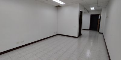 Descubre esta gran oficina en el prestigioso sector del Poblado en Medellin, disenada para el exito empresarial. Con amplios espacios, diseno moderno y sofisticado, ubicacion privilegiada, seguridad y privacidad, vistas panoramicas y un entorno empresarial vibrante, esta oficina ofrece prestigio, conveniencia y potencial de crecimiento para tu negocio. 