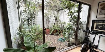 Magnifico apartamento en primer piso, iluminado, vista al jardín interior del edificio, interior. Apartamento de una alcoba con jardín interior del apartamento, 1 baño, walk-in closet amplio, cocina integral semi abierta, sala comedor con chimenea, 1 parqueadero, amplio deposito. Conjunto cerrado con lindos jardines, zona de lavandería comunal, portería 24 horas. El conjunto se encuentra muy cerca del CC Unicentro, en un sector residencial con parques, zonas verdes, restaurantes, almacenes, notarias, iglesia, con buenas vías de acceso como la Avenida 19, Calle 122, Calle 127 y Autopista Norte.