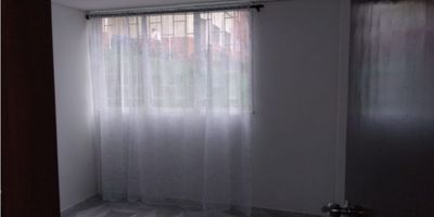 Este hermoso apartamento en Manizales, ubicado en la próspera región de Caldas, es una excelente oportunidad de inversión que no podrás dejar pasar. Con una impresionante área de terreno de 45 M2 y una completa área construida de igual tamaño, cuenta con 2 acogedoras alcobas y 1 baño completo, perfecto para una pareja o una pequeña familia que busque un lugar cálido y confortable para vivir.

Pero eso no es todo, ya que además, se destaca por su amplia área privada de 45 M2, lo que te garantiza privacidad y comodidad en todo momento. Y para mayor comodidad, el apartamento cuenta con un práctico garaje, para que nunca tengas que preocuparte por encontrar estacionamiento en la siempre concurrida ciudad de Manizales.

Entre sus excelentes características internas, el apartamento cuenta con servicios básicos de agua, electricidad y gas domiciliario, para que no tengas que preocuparte por nada más que disfrutar de tu nuevo hogar. Además, también cuenta con prácticos armarios empotrados, perfectos para maximizar el espacio y mantener todo en orden.

Pero eso no es todo, ya que en su moderna cocina equipada podrás preparar tus comidas favoritas con facilidad, gracias a su diseño funcional y equipamiento de alta calidad. Y para disfrutar de un ambiente siempre confortable y tranquilo, podrás contar con una doble ventana que te aísla de cualquier ruido o molestia del exterior.

En cuanto a sus características externas, el edificio cuenta con un cómodo salón comunal, ideal para reuniones o celebraciones, y está ubicado cerca del transporte público, por lo que podrás moverte por la ciudad con facilidad. Además, su privilegiada ubicación en una zona comercial y residencial te permitirá tener todo lo que necesitas a solo unos pasos de distancia, para que puedas vivir una vida práctica y sin estrés.

No pierdas más tiempo y aprovecha esta increíble oportunidad de adquirir un apartamento con todas estas características en una ciudad tan promete