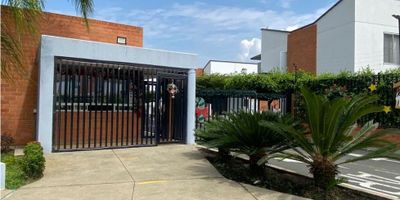 Se vende casa al sur en Jamundí, cinco soles, CR sol del bosque, 149 metros, dos niveles, primer nivel, excelentes terminados, modernos, remodelada, persianas marca pentagrama eléctricas en toda la casa y cuenta con Alexa, parqueadero dos vehículos, sala comedor, estudio, habitación primer nivel, depósito, baño social, cocina integral, lava vajilla, cámaras de seguridad,  zona de oficio, patio interno, zona verde, segundo nivel, tres habitaciones, todas con closet, principal con baño privado y balcón, estudio, baño de habitaciones, iluminado, piscina para adultos, piscina para niños, cancha múltiple, salón social, juegos infantiles, sector tranquilo, cód. 7454471. Sol del bosque.
