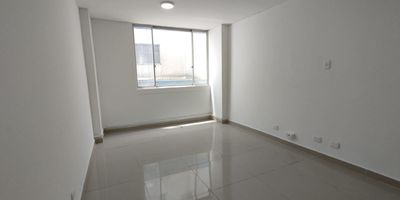Buscas oficina en el centro de Pereira? Tenemos esta excelente opcion para ti, comoda oficina con estanteria para archivo y bano privado, lo mejor es su ubicacion en la tradicional clinica Risaralda hace que sea la mejor opcion para ti. No esperes mas comunicate con nosotros.