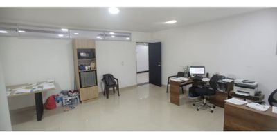 Local en venta en Bello, Antioquia. Ubicado en el reconocido Centro Comercial Estación Niquía, este inmueble comercial de 20 m² de área construida ofrece una excelente oportunidad para su negocio. Es ideal para establecer una oficina o consultorio en Niquía. Incluye un parqueadero. El Centro Comercial Estación Niquía, con su favorable ubicación, asegura buena visibilidad y fácil acceso en la ciudad de Bello. Este local está disponible para venta por $180.000.000. Para conocer más detalles de este local comercial, contáctenos para información por WhatsApp, solicitar que lo contacten o ver nuestros teléfonos.