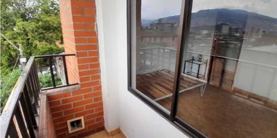Casa en venta   cercana al cementerio san Lorenzo, supermercados, colegios, iglesias cercanas, excelente ubicación.

Cuenta con  8 habitaciones, tres  baños   es un tercer piso   con  excelente  extensión.

No dudes en contactarme para programar una visita y explorar en persona todo lo que este impresionante apartamento tiene para ofrecer. ¡Tu próximo hogar te espera!

 
