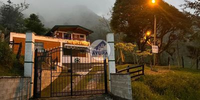 Finca en arriendo en Don Matías, Antioquia. Situada en el barrio Don Matías, AV VEREDA MATAZANOS, esta finca de 1 piso ofrece 300 m² de área construida y privada. Ideal para quienes buscan un espacio amplio, cuenta con 5 habitaciones y 2 baños. Dispone de 1 parqueadero y brinda tranquilidad con su sistema de vigilancia. Para más información o para programar una visita a esta propiedad en Don Matías, contáctenos por WhatsApp o a través de las opciones de teléfono.