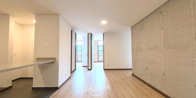 [VEN] ID HOUM: 132278

En Houm te ayudamos de forma fácil y segura. Los beneficios de comprar con nosotros:
    • Te ayudamos a conseguir financiamiento a través de una asesoría personalizada
    • Mediación y seguimiento de todo el proceso
    • Ponemos a tu disposición profesionales en notariado, registro y asesoría jurídica
¡Solo te preocupas de las firmas!

Departamento en venta, ubicado en el barrio delicias, con una superficie construida de 52.00 m² y superficie total de 53.00 m². 

Sus principales características son:

    • 2 dormitorios
    • 1 baño
    • Admite mascotas
    • 1 parqueadero
    • Cocina tipo americana
    • Año de construcción: 2023
            
Además, el inmueble cuenta con las siguientes amenidades:

    • Salón de eventos
    • Vigilancia 24 hrs
    • Ascensor
    • Gimnasio

Si compras con nosotros, te brindamos asesoría personalizada durante todo el proceso.
Más que una inmobiliaria, somos Houm.
*Aplican T&C