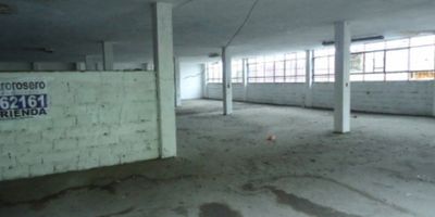 Vendo  Bodega ubicada cerca al centro, en el  sector de la Galería Manizales, esquinera, 4 baños, piso en plancha, cerca de zonas comerciales, con muy buena frecuencia de transporte público y fáciles vías de acceso.
