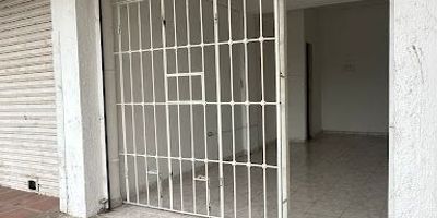 LOCAL COMERCIAL UBICADO EN UNA  MUY BUENA ZONA PARA INICIAR CON ESE NEGOCIO QUE TANTOS DESEAS. 
EL LOCAL CUENTA CON BAÑO Y PARQUEADERO. 