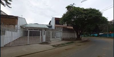 Casa amplia en venta ubicada en el barrio San Vicente, a una cuadra de la sede del deportivo Cali y Chipichape.  Cerca a estaciones del MIO, clínicas, centros comerciales y notarías. Cuenta con excelente distribución lo cuál brinda ventilación e iluminación natural. Cuenta con 240 m2 dividios en  antejardín enrejado con opción de parqueo de vehículos y- garaje interno para 2 vehículos con puerta garaje. El primer piso consta de un salón amplio, sala comedor, cocina semi-integral con red de gas natural, 2 baños amplios, zona de oficios, 1 patio y 1 bodega. El 2do piso cuenta con 2 habitaciones, 2 baños, sala de star, 1 estudio, 1 closet, biblioteca en madera.