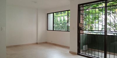 Apartamento exterior en arriendo cerca a parques, restaurantes, supermercados, centros comerciales, rutas de transporte publico y servicios complementarios. Piso en ceramica, sala comedor, 3 alcobas con baño en la principal, cocina integral cerrada tipo americano, alcoba y baño de servicio, balcon y parqueadero independiente cubierto. Edificio con ascensor, vigilancia 12hrs, citofonia y circuito cerrado de tv. *Inmuebles sujetos a verificación de disponibilidad.*