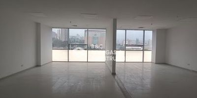 Oficina en edificio reconocido de envigado, sobre la av Las Vegas, cercano a la autopista, edificio con seguridad las 24 horas, parqueaderos de visitantes, oficina en piso 8 con excelente vista, pisos  laminados, baños privado y cocineta, baños publicos en cada piso, parqueadero privado cubierto, disponible para venta