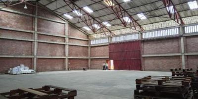 Lote con encerramiento de 9.674 M2 , consta de 2 bodegas de 1250 M2, area de descargue y transbordo de 400 M2 con infraestructura subterranea. Posee bascula vehicular con laboratorio y oficina; apartamento de 400 M2 compuesto de 4 habitaciones con baño privado, cocina, hall y 2 bodegas pequeñas.

Precio Negociable
