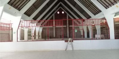 Bodega de 800 M2, piso en baldosa, cubierta en tejas de eternit, posee una oficina con lavamos y baño exterior, la altura de la bodega es de aproximadamente 8 metros. Cuenta con un muelle de descargue y patio de maniobras para tractomula.
