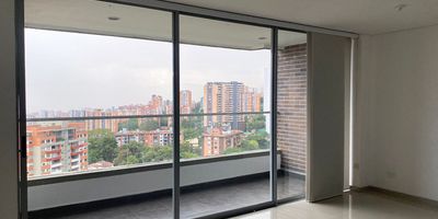 Apartamento en arriendo en unidad cerrada con fácil acceso a colegio, entorno muy tranquilo, calmado y de poco flujo vehicular. Piso en ceramica y madera, sala comedor, estudio, 3 alcobas con baño en la principal, jacuzzi, cocina integral abierta tipo americano, balcon y parqueaderos lineales cubiertos. Conjunto cerrado, ascensor, piscina, gym, salon social, sauna, cancha de squash, zonas verdes, vigilancia 24 horas y circuito cerrado de tv. *Inmuebles sujetos a verificación de disponibilidad.*