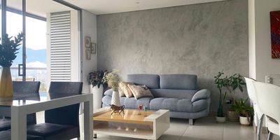 Apartamento en arriendo en unidad cerrada. Sector de gran crecimiento y desarrollo urbanístico. Fácil acceso a los servicios complementarios, entorno muy tranquilo con tránsito de solo residentes. Piso en madera, sala comedor, 2 alcobas con baño en la principal, cocina integral abierta tipo americano, balcon y parqueaderos lineales cubiertos. Unidad con piscina, gym, salon social, parque infantil, zonas verdes, vigilancia 24 horas, citofonia y circuito cerrado de tv. *Inmuebles sujetos a verificación de disponibilidad.*