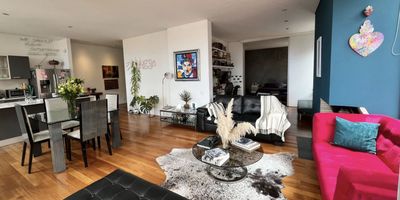 Julio Herrera Inmobiliaria presenta un moderno apartamento en venta en una de las ubicaciones más privilegiadas de Bogotá. Este espacioso apartamento de 122 metros cuadrados, con una terraza de 8 metros cuadrados, ofrece una vista excepcional de la ciudad desde su ubicación en el octavo piso. Este apartamento de una habitación con una distribución que incluye sala, comedor, estudio y zona de lavandería, el apartamento brinda un espacio cómodo y funcional para sus residentes. Además, cuenta con una excelente iluminación natural que resalta sus amplios espacios. La propiedad también ofrece dos parqueaderos independientes para mayor comodidad y seguridad. Los residentes tienen acceso a las amenidades del edificio, que incluyen un gimnasio y zona social. Ubicado en una zona segura y tranquila, este apartamento representa una oportunidad única en el mercado inmobiliario. ¡Contáctanos para más información y visita! ESCUCHAMOS OFERTAS!!