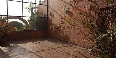 Apartamento en Arriendo en Bogotá, En la Localidad de Usaquén, en el  Barrio el Refugio, Aledaño a Barrios como  Rosales, La Cabrera, El Nogal, el Chicó, vía la Calera a pocos metros de Parque de la 93, Parque Virrey Con acceso a Vías principales Como la Avenida Circunvalar,  Avenida Carrera Séptima, Calle 92, Avenida Calle 100 con vista privilegiada, ambiente ideal, muy tranquilo y seguro. Ubicado a solo 5 minutos vía a la calera. Facilidad de acceso, , Sitp y cualquier tipo de transporte. El edifico cuenta con vigilancia 24 horas, lobby de ingreso, zonas húmedas, piscina, sauna y amplio gimnasio. El apartamento dispone de sala comedor con hermosa chimenea y amplia terraza, cocina completamente equipada, zona de lavandería, terraza con excelente vista de la ciudad, 3 amplias e iluminadas habitaciones, acogedor salón para juegos, 3 baños completos y 3 parqueaderos.